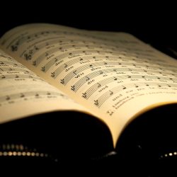 La Importancia de la Música y los Cánticos en la Tradición Bíblica